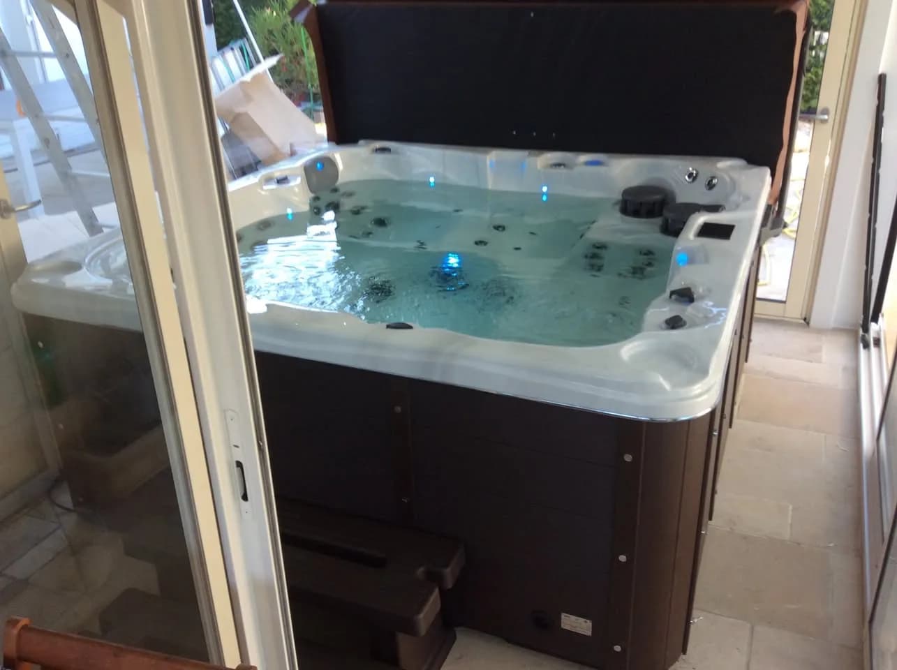 Installation d'un spa Toronto à Bourges, en intérieur, derrière une baie vitrée