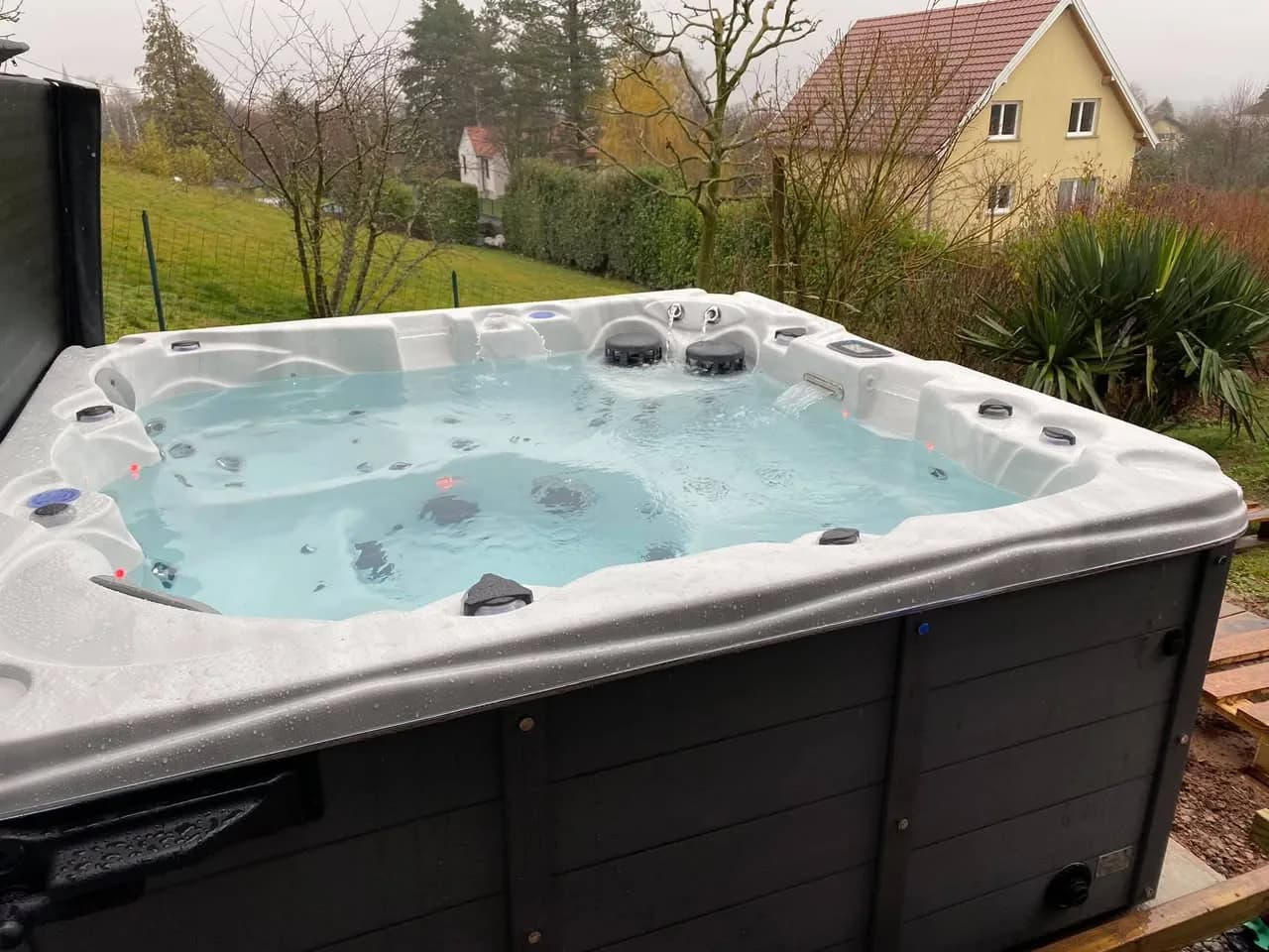 Installation d'un spa Toronto à Cernay, dans un jardin, au bord d'une pelouse