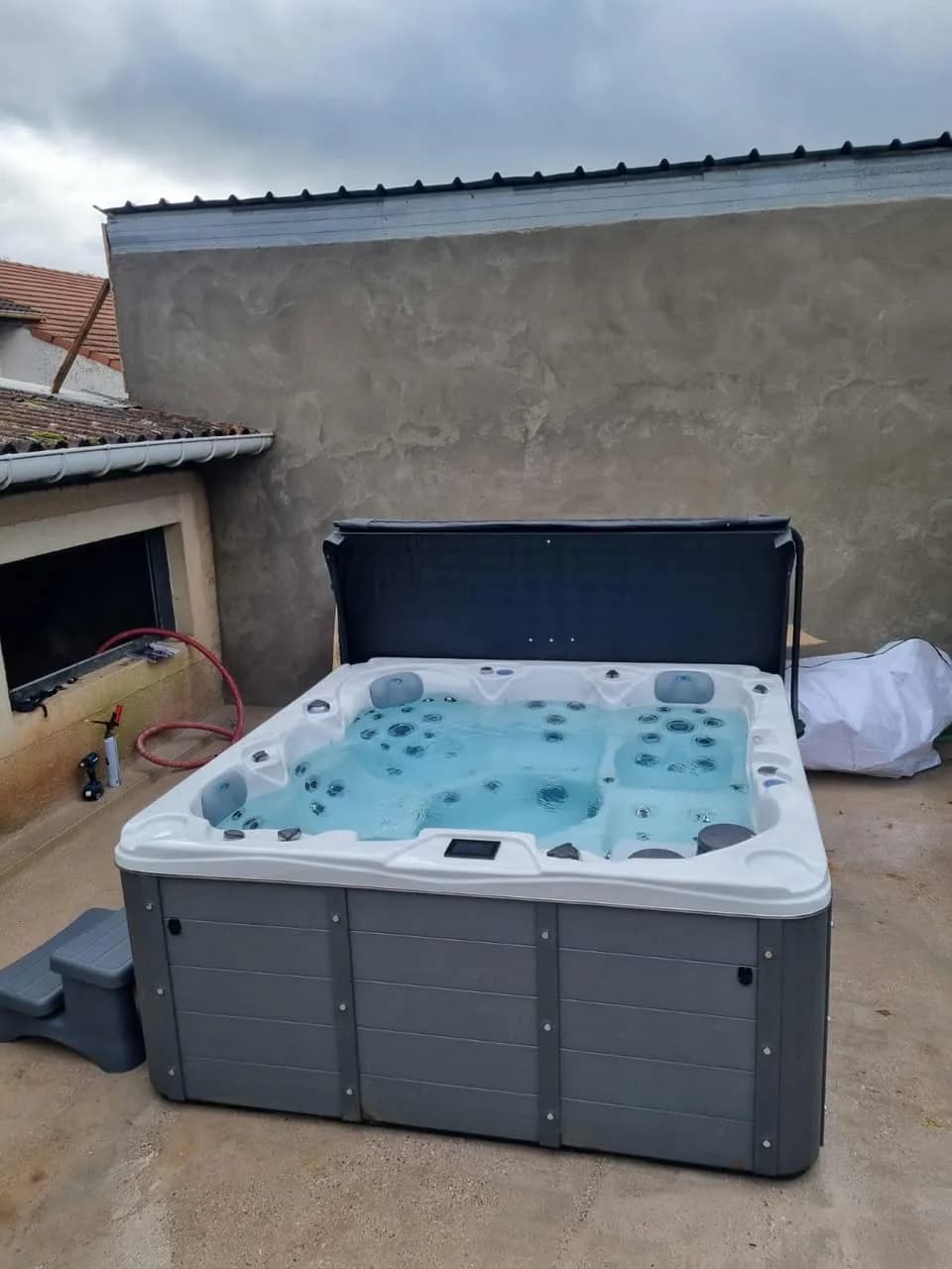 Installation d'un spa Toronto à Coutures, sur une dalle contre la maison