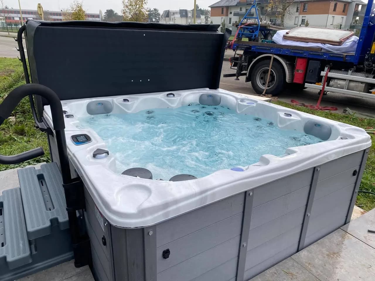 Installation d'un spa Toronto dans le Haut-Rhin, sur une dalle, avec barre d'appui et marchepied