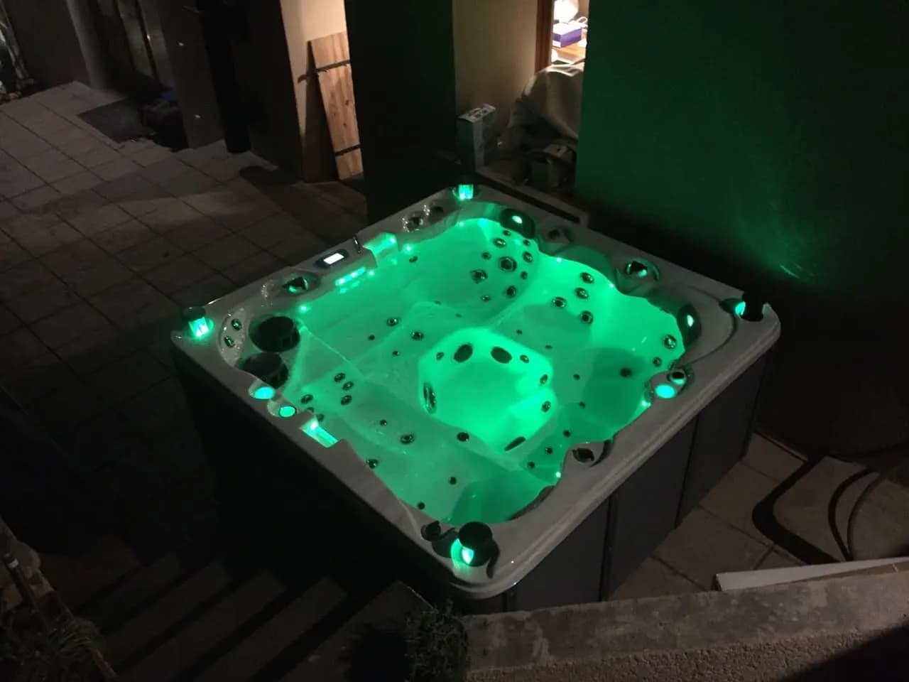 Installation d'un spa Toronto dans le Rhône, de nuit, éclairage LED allumé