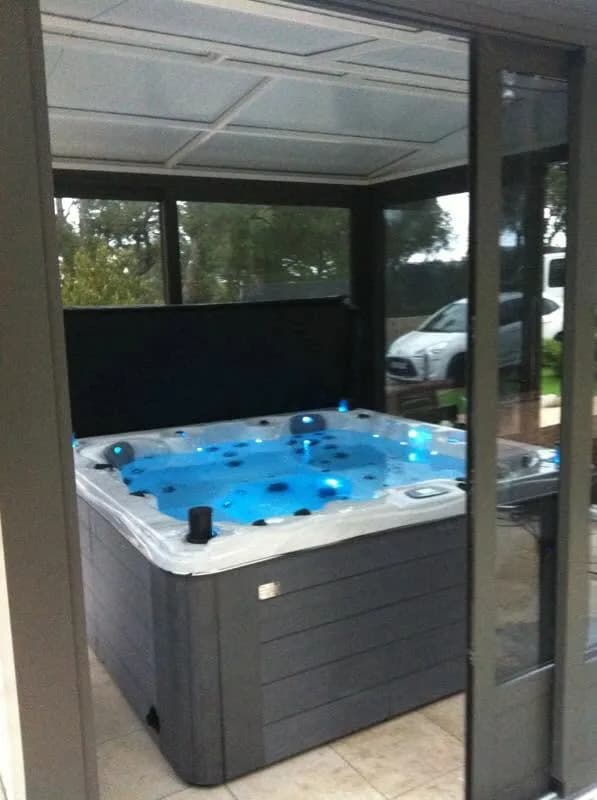 Installation d'un spa Toronto en Espagne, sous un abri vitré, éclairage LED