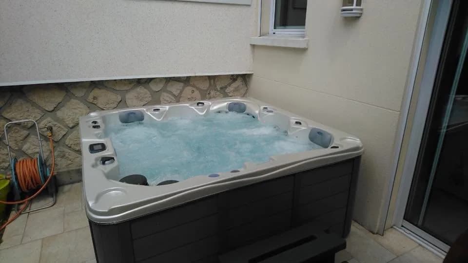 Installation d'un spa Toronto en Essonne, sur une terrasse carrelée contre la maison