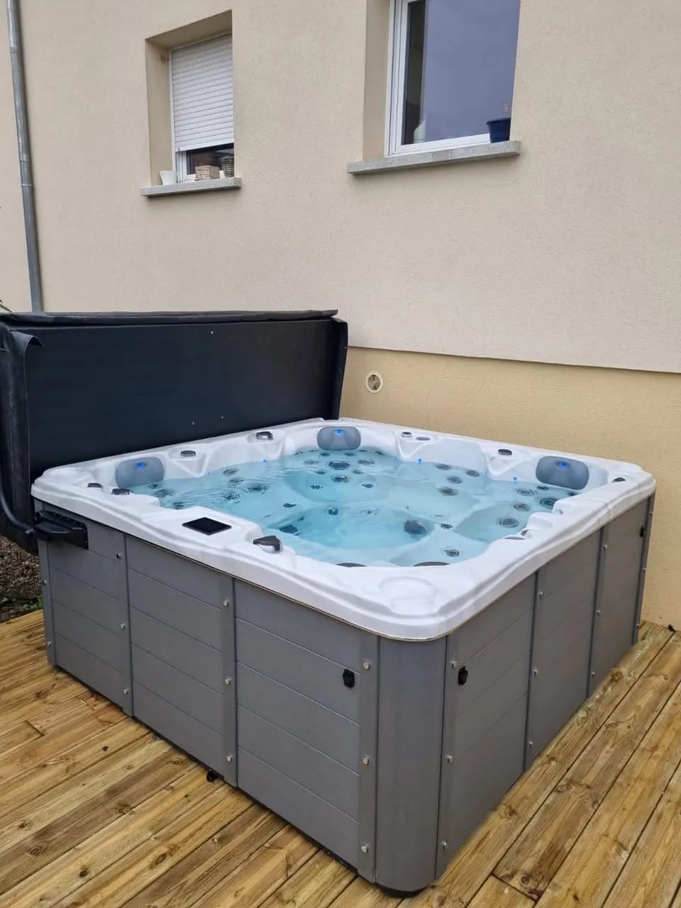 Installation d'un spa Toronto à Ensisheim, sur une terrasse en bois contre la maison