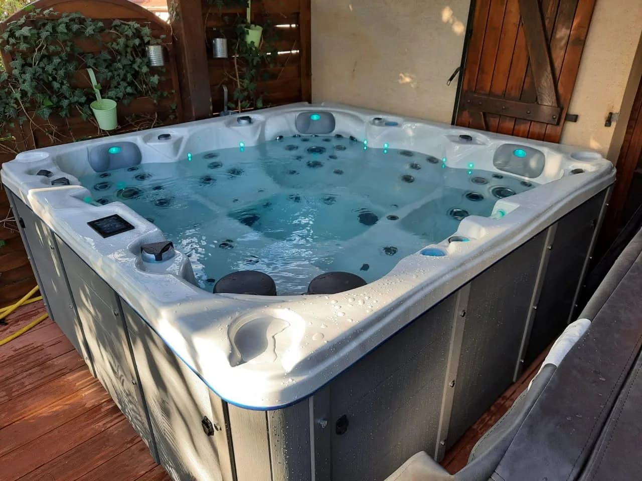 Installation d'un spa Toronto à Etueffont, sur une terrasse en bois à l'abri