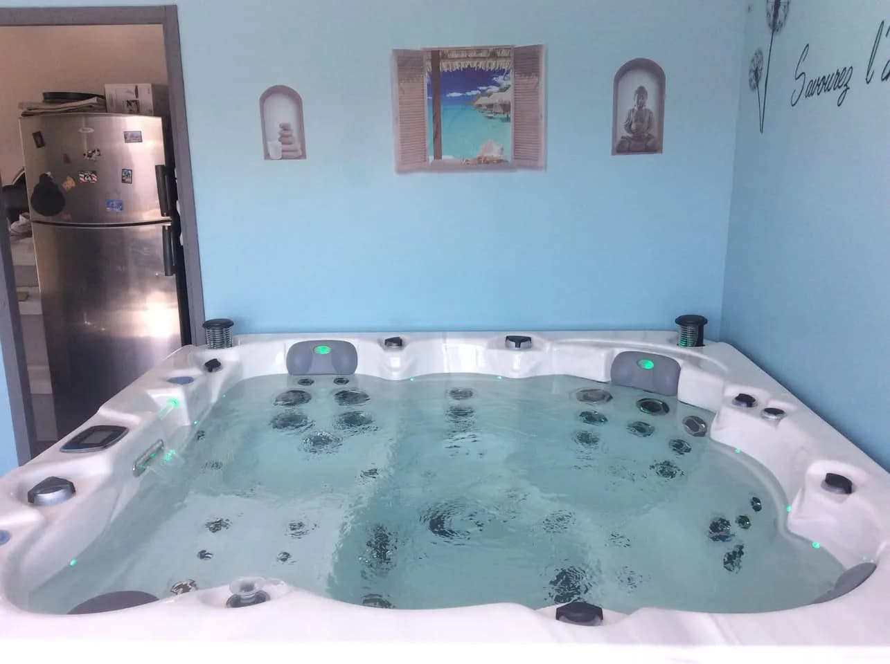 Installation d'un spa Toronto Full option à Boisset-lès-Montrond, en intérieur, dans une pièce aux murs bleus