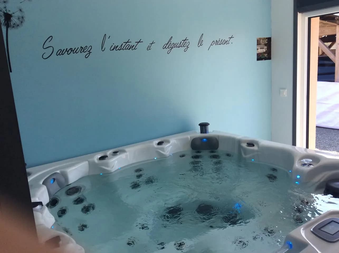 Installation d'un spa Toronto Full option à Boisset-lès-Montrond, autre vue du chantier