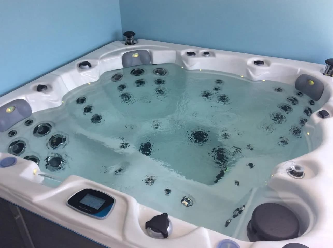 Installation d'un spa Toronto Full option à Boisset-lès-Montrond, autre vue du chantier