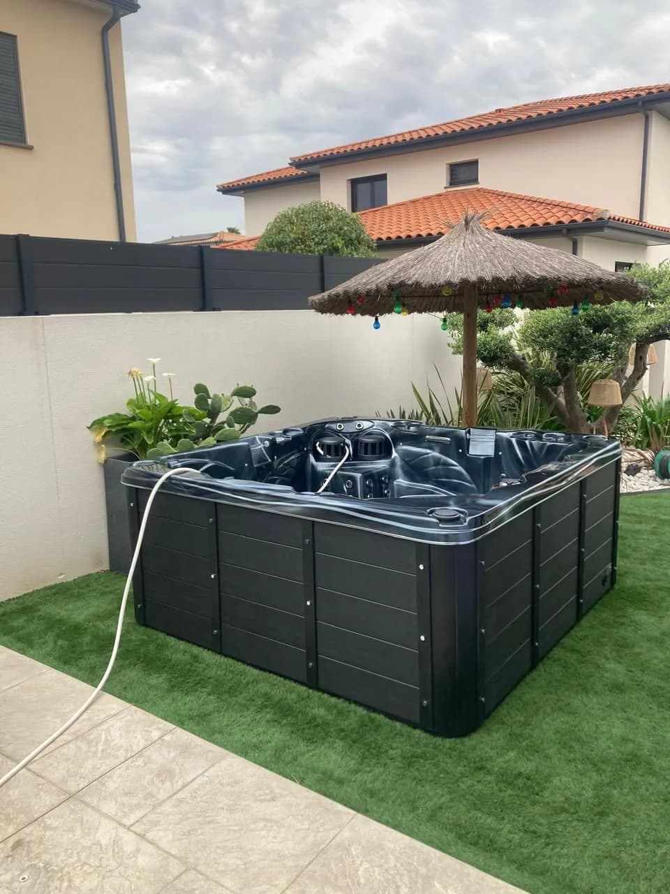 Installation d'un spa Toronto Full option à Corneilla-del-Vercol, sur un gazon synthétique près d'une paillote