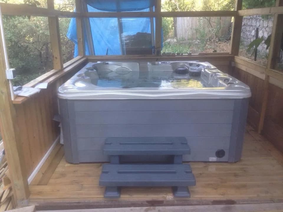 Installation d'un spa Toronto Full option dans le Gard, dans un abri en bois, marchepied