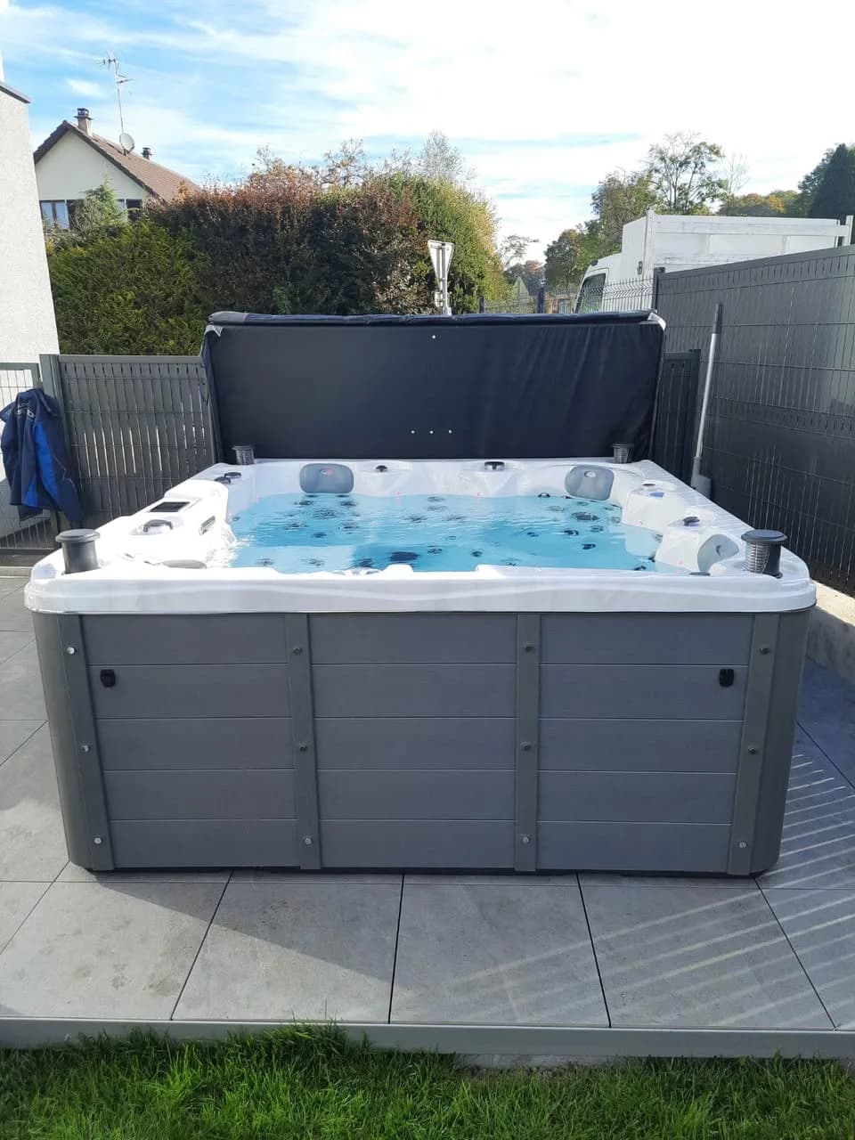 Installation d'un spa Toronto Full option à Heidwiller, sur une dalle carrelée au bord de la pelouse