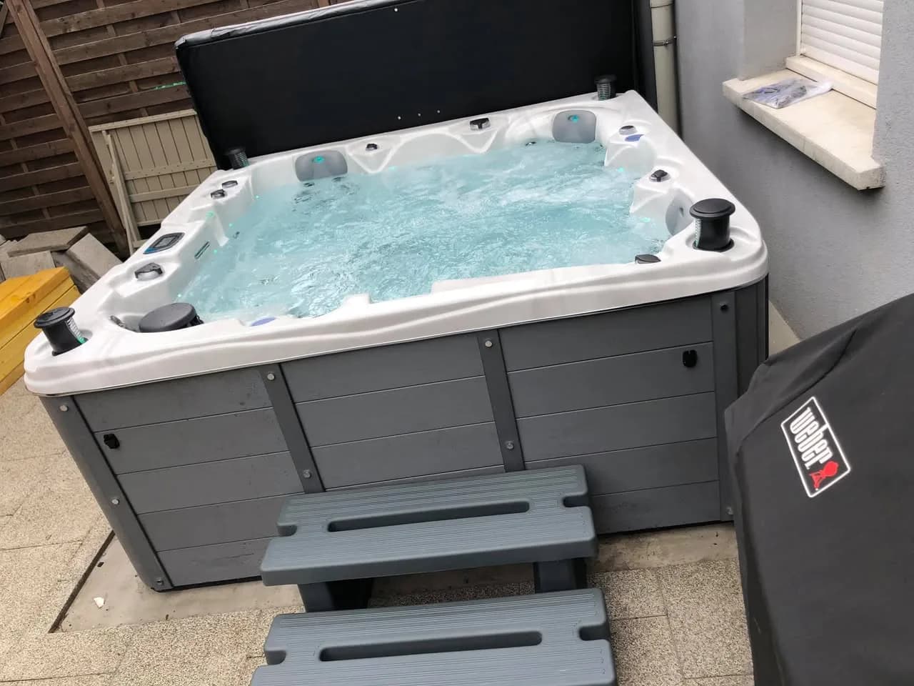Installation d'un spa Toronto Full option à Hesingue, contre la maison, marchepied