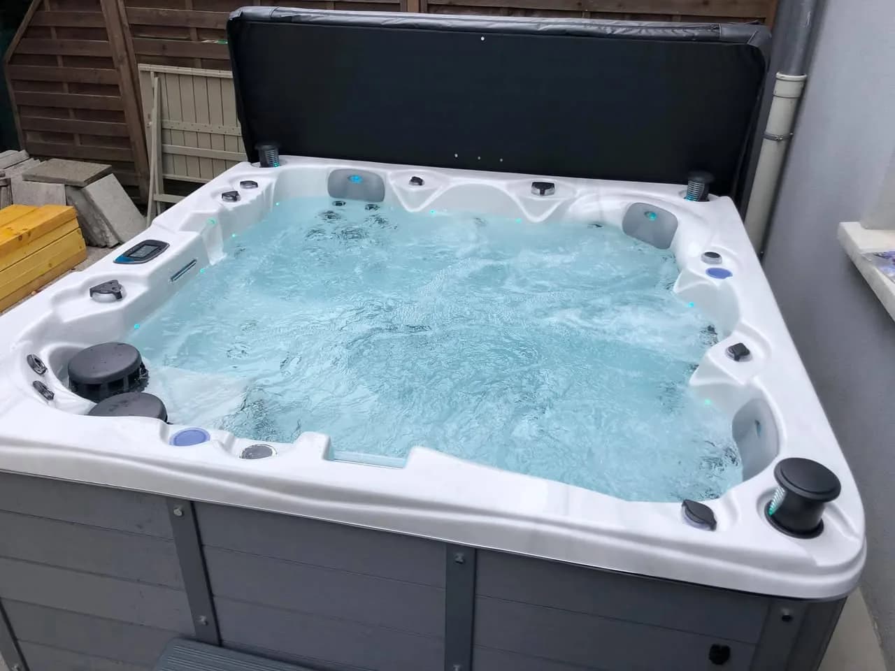 Installation d'un spa Toronto Full option à Hesingue, autre vue du chantier