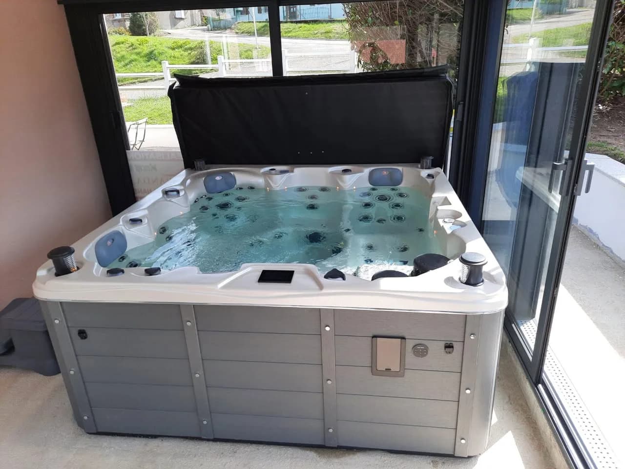 Installation d'un spa Toronto Full option à Lautenbach-Zell, dans une véranda vitrée