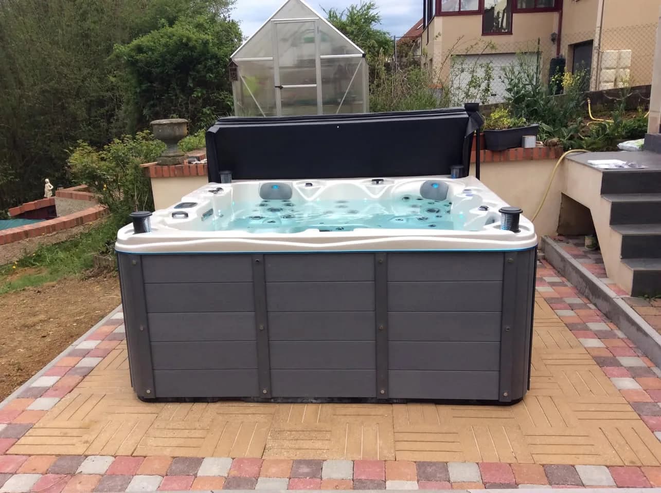 Installation d'un spa Toronto Full option à Lyon, autre vue du chantier
