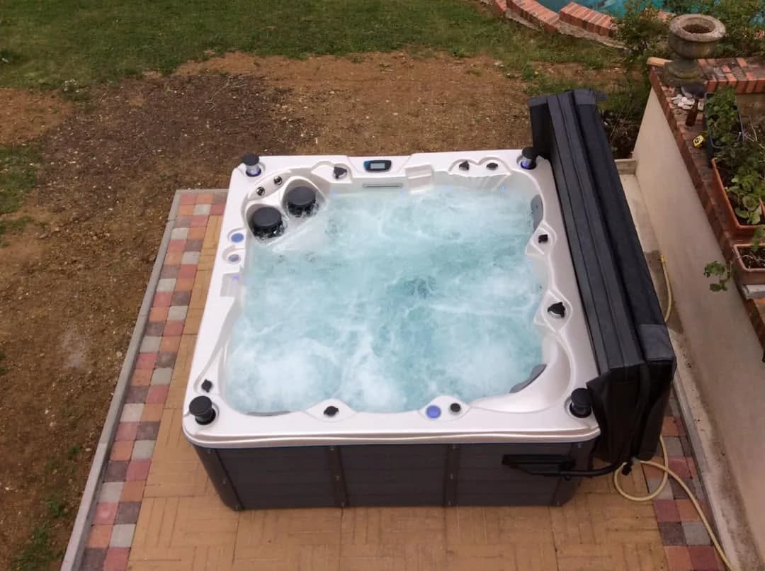 Installation d'un spa Toronto Full option à Lyon, autre vue du chantier