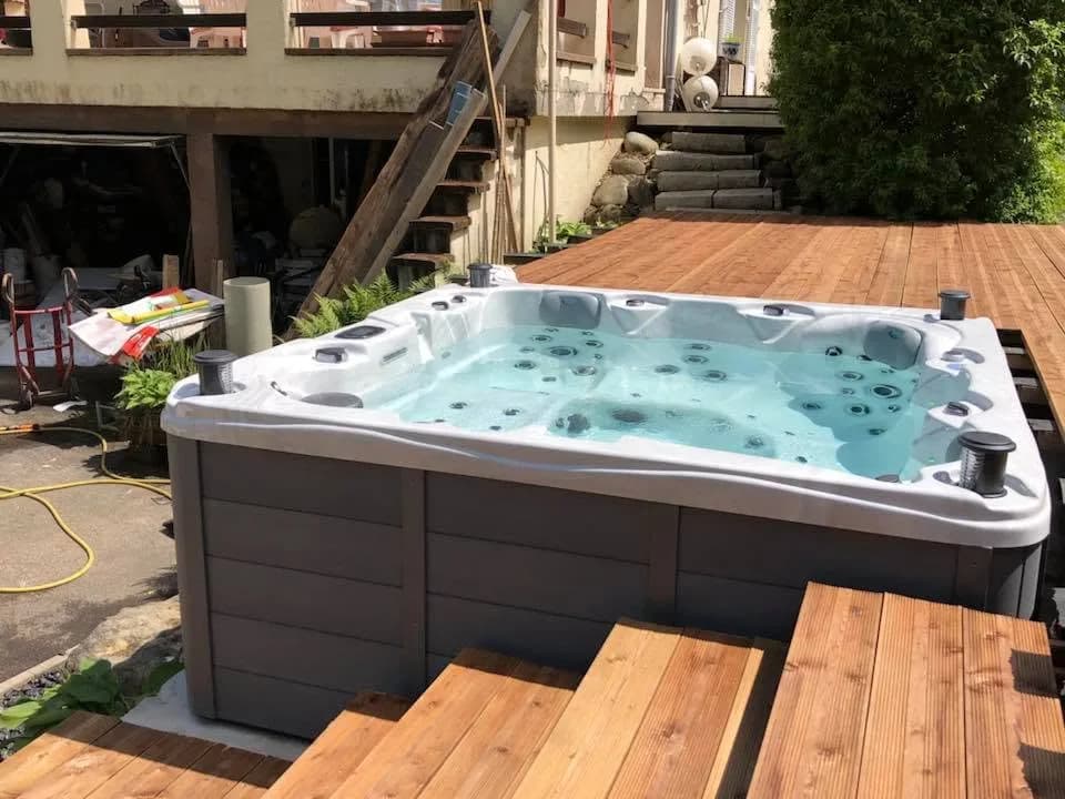 Installation d'un spa Toronto Full option à Moosch, intégré dans une terrasse en bois avec marches