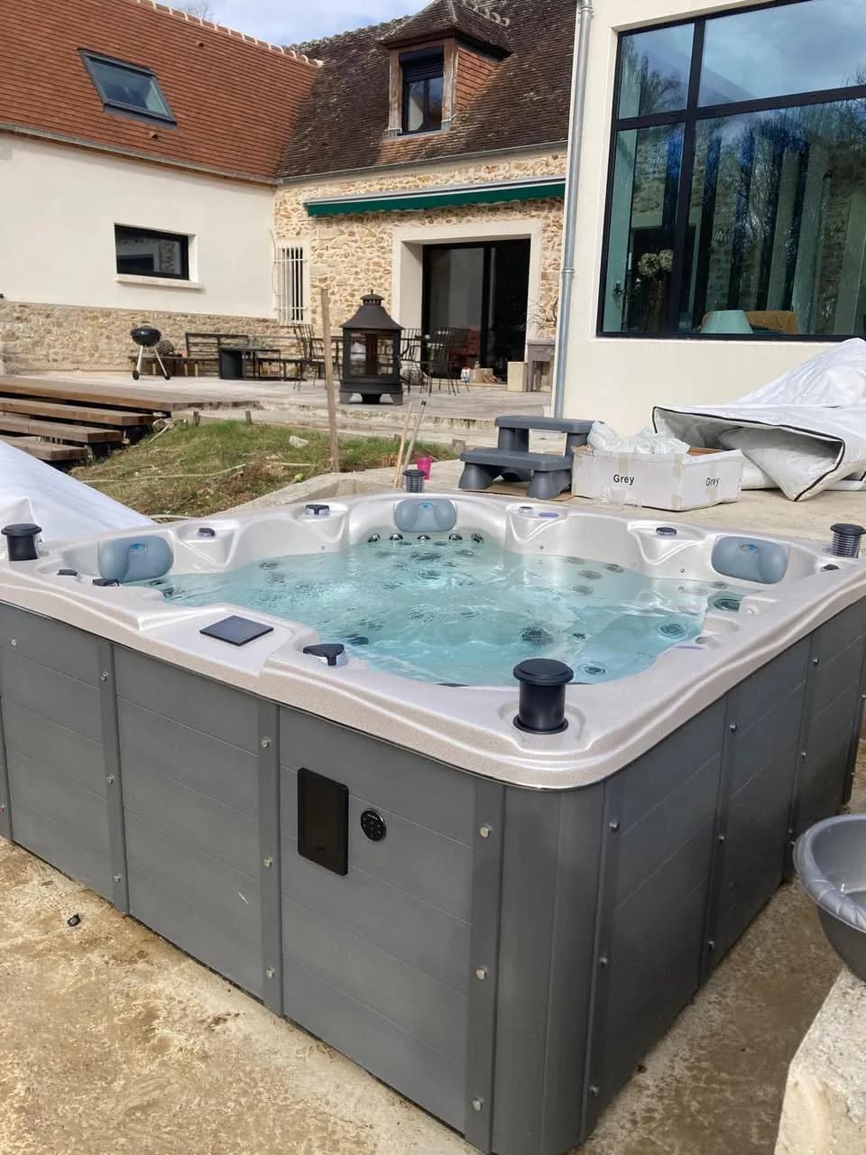 Installation d'un spa Toronto Full option à Saint-Sauveur-sur-École, dans le jardin devant la maison