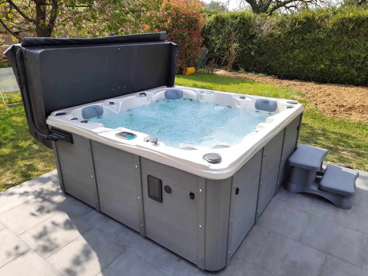 Installation d'un spa Toronto Full option à Walheim, sur une dalle carrelée face à la campagne