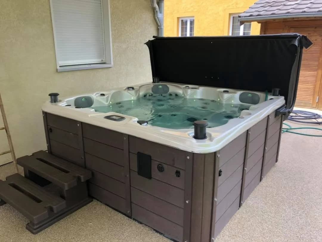 Installation d'un spa Toronto Full option, contre la façade de la maison, marchepied