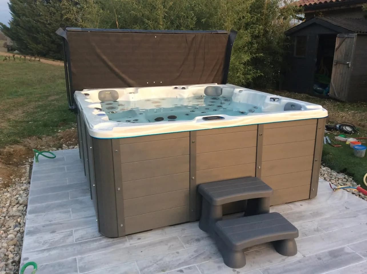 Installation d'un spa Toronto à Gaillac, sur une dalle en bordure de vignes