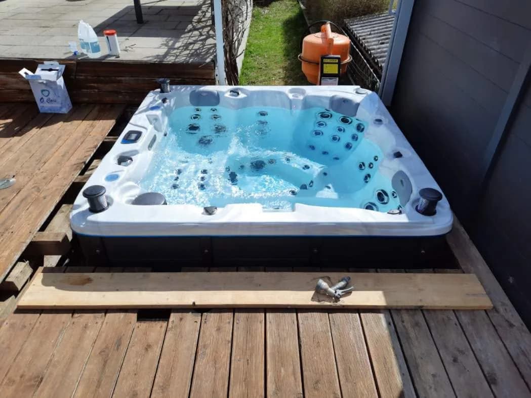 Installation d'un spa Toronto à Habsheim, dans une terrasse en bois