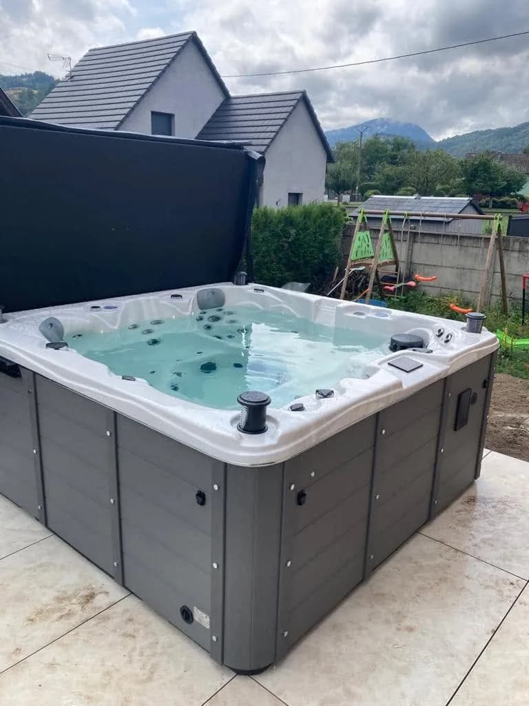Installation d'un spa Toronto à Husseren-Wesserling, sur une terrasse dallée face aux montagnes