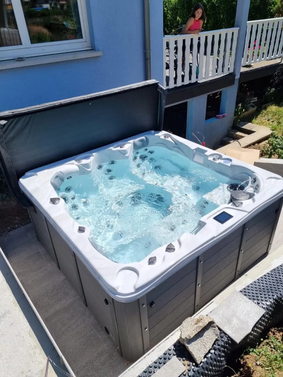 Installation d'un spa Toronto à Kleingoeft, au pied de la maison, jardin en aménagement
