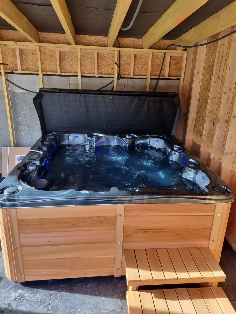 Installation d'un spa Toronto à Labaroche, dans un abri en bois, tablier en cèdre