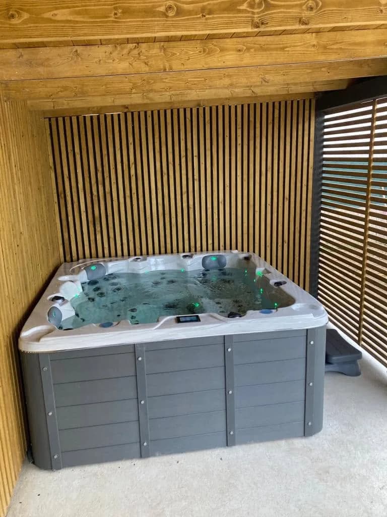 Installation d'un spa Toronto à Morenvilliers, sous un abri en lames de bois