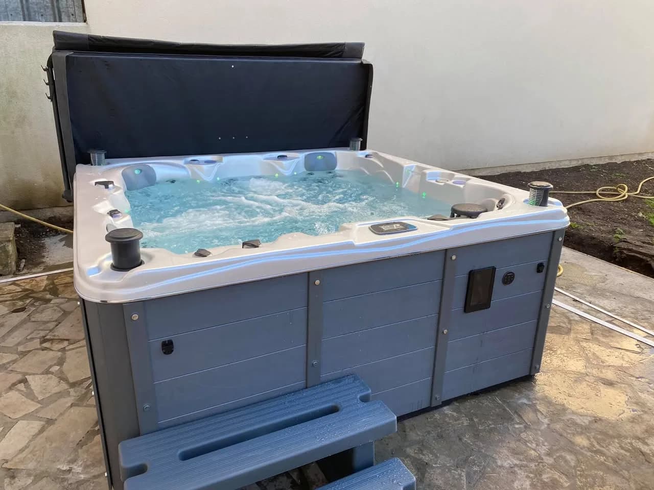 Installation d'un spa Toronto à Pont-à-Mousson, sur une terrasse en pierre, avec marchepied