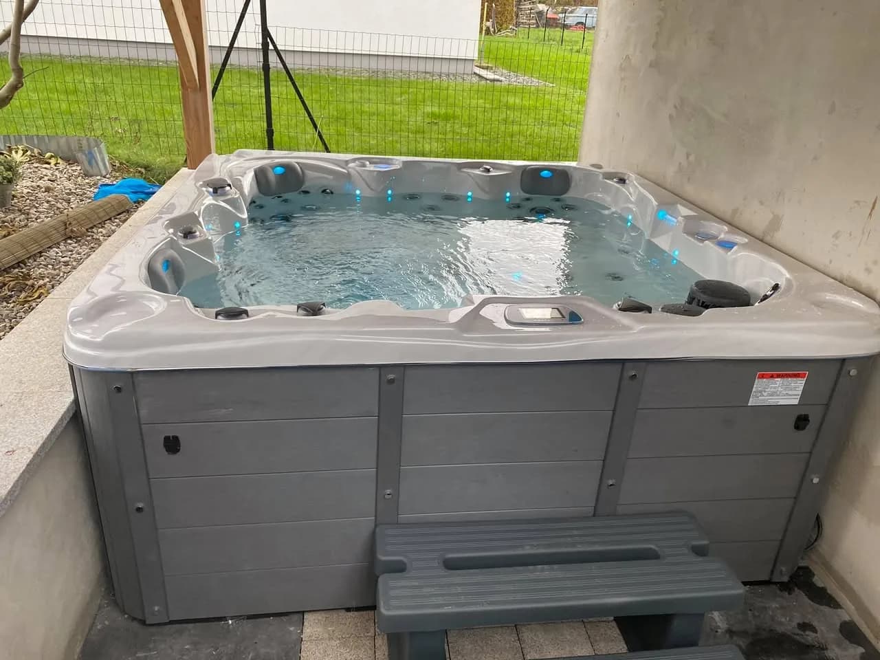 Installation d'un spa Toronto à Rantzwiller, entre trois murs, sous un abri