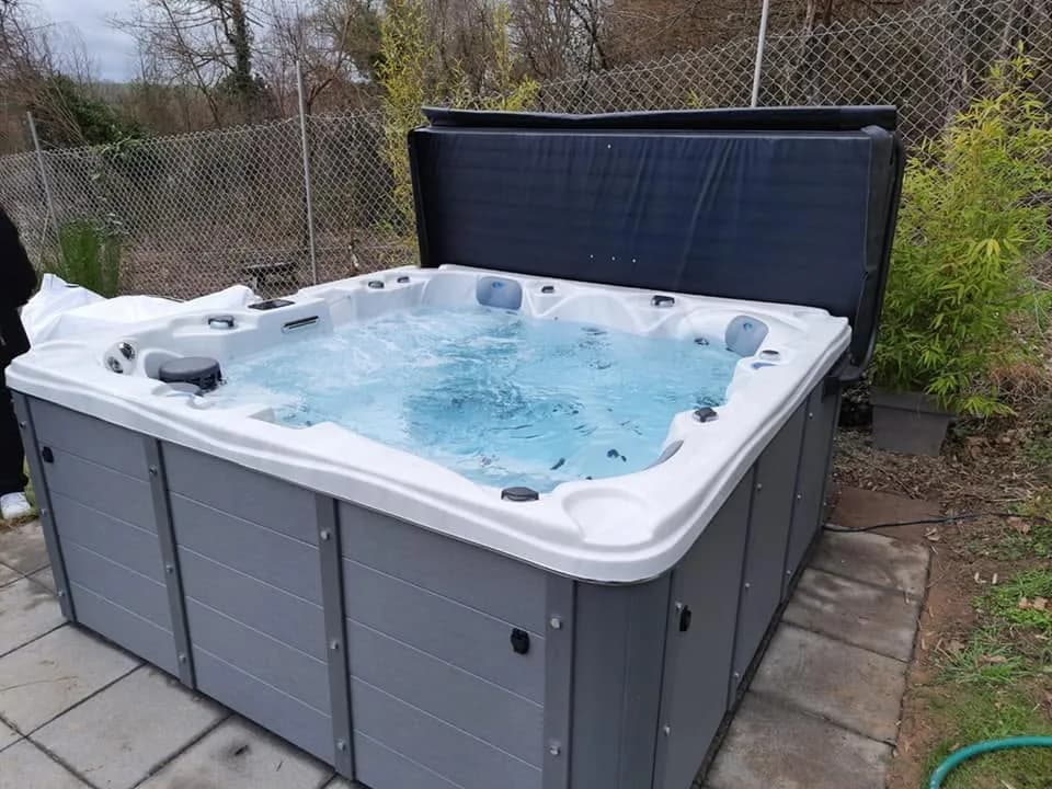 Installation d'un spa Toronto à Rixheim, sur une dalle dans le jardin