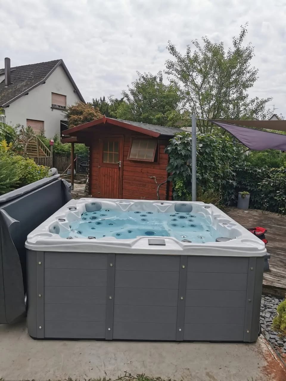 Installation d'un spa Toronto à Strasbourg, dans le jardin devant un abri en bois