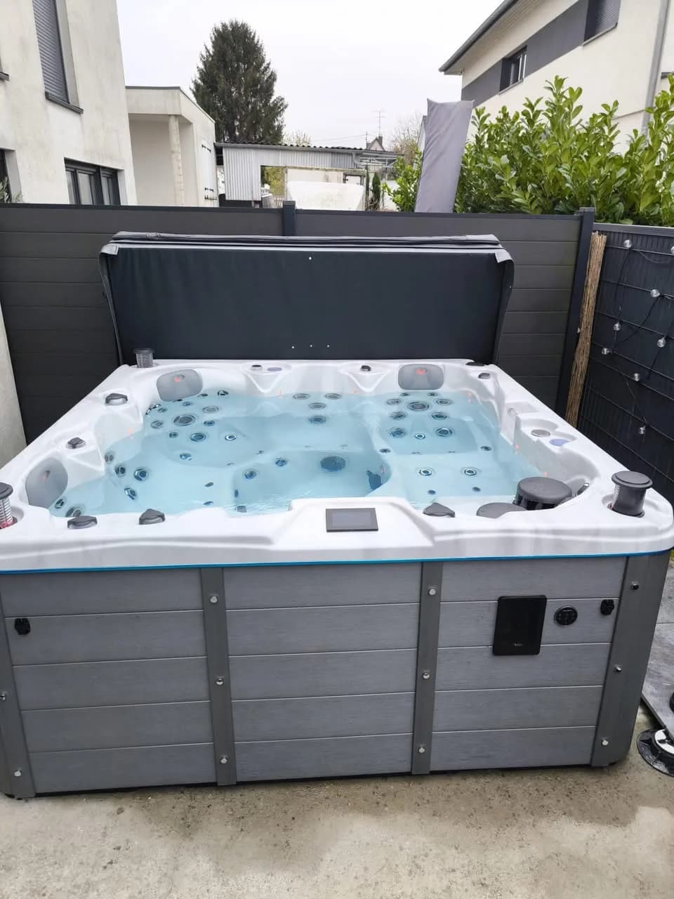 Installation d'un spa Toronto à Wittenheim, sur une terrasse devant un brise-vue
