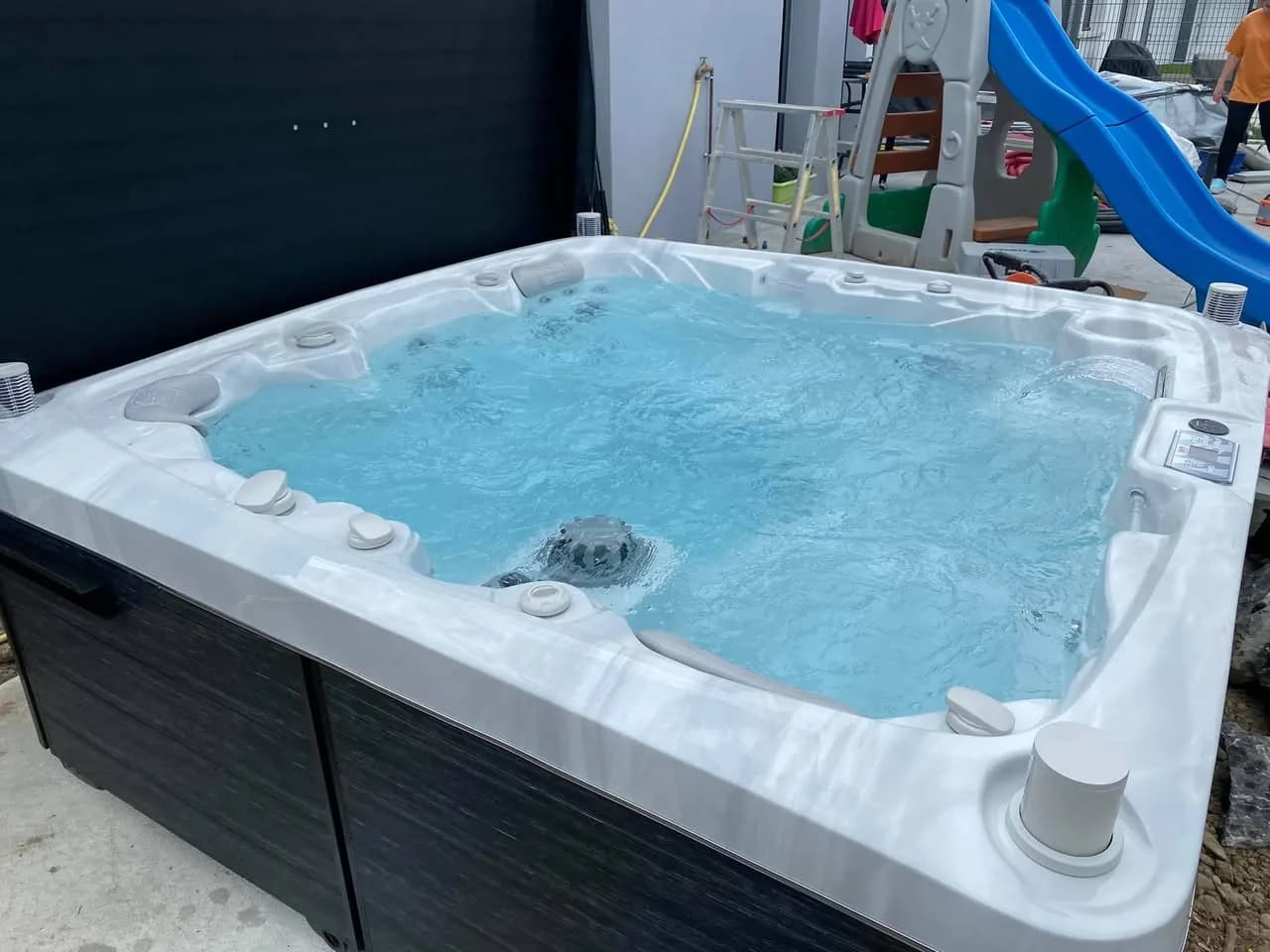 Installation d'un spa Tørrvika Full option à Gambsheim, autre vue du chantier