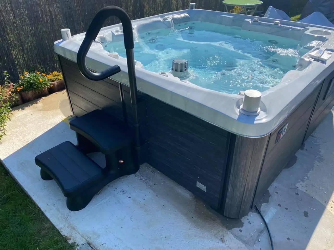 Installation d'un spa Tørrvika Full option à Kingersheim, sur une dalle, avec barre d'appui et marchepied