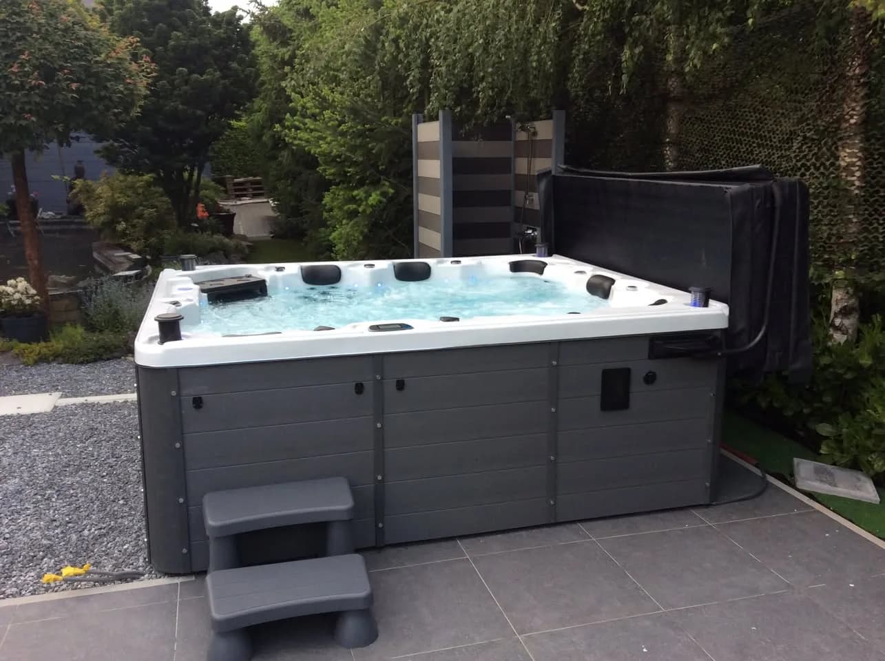 Installation d'un spa Trevi Full option à Montignies-le-Tilleul, sur un dallage bordé de gravier