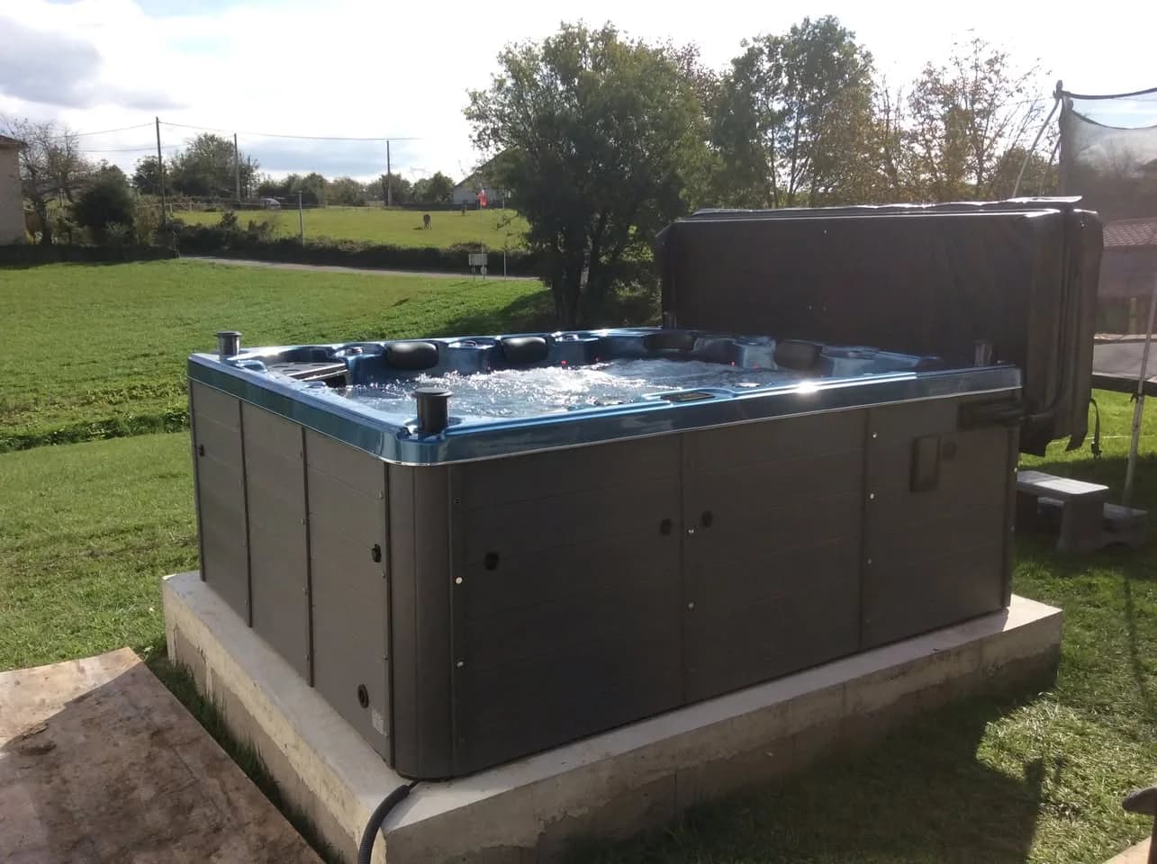 Installation d'un spa Trevi Full option à Roche, autre vue du chantier