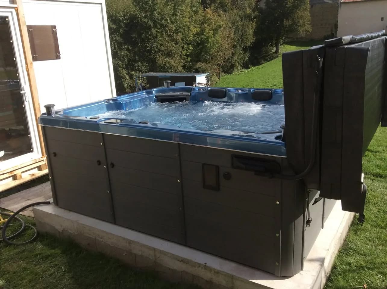 Installation d'un spa Trevi Full option à Roche, autre vue du chantier