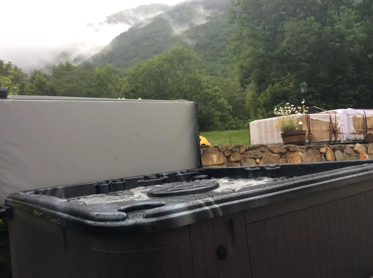 Installation d'un spa Twin Peaks à Mérens-les-Vals, autre vue du chantier