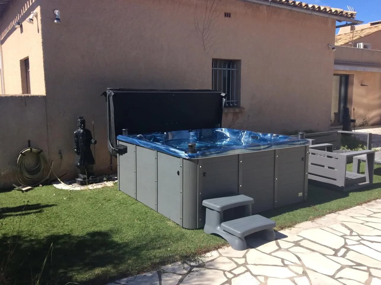 Installation d'un spa Vancouver à Agay, cuve bleue sur la pelouse