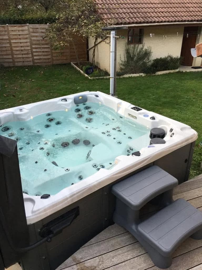 Installation d'un spa Vancouver à Allevard, sur une terrasse en bois, marchepied