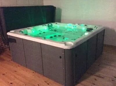 Installation d'un spa Vancouver à Amiens, en intérieur sur un parquet, éclairage LED