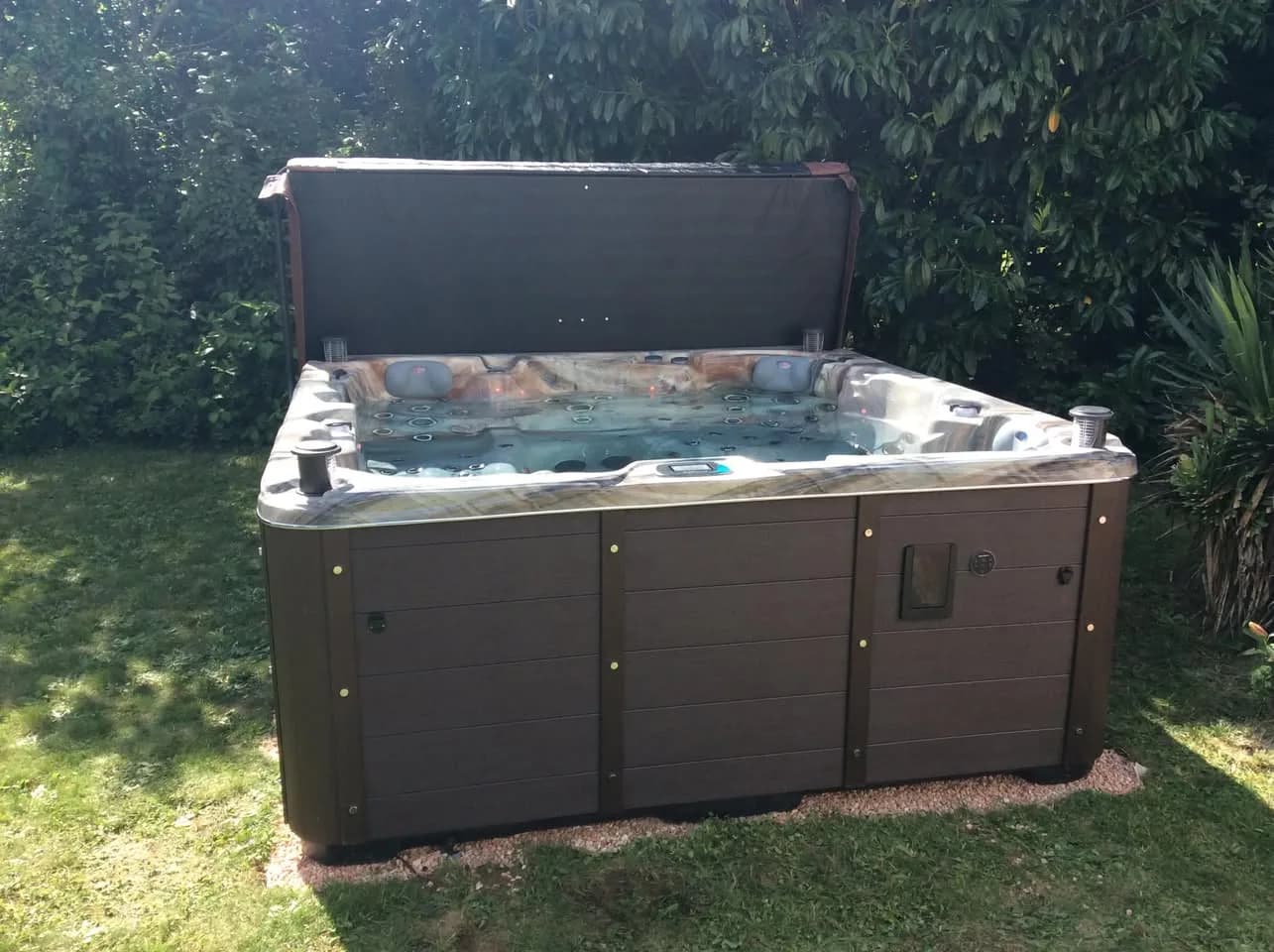 Installation d'un spa Vancouver à Andilly, cuve Sunset sur la pelouse, marchepied