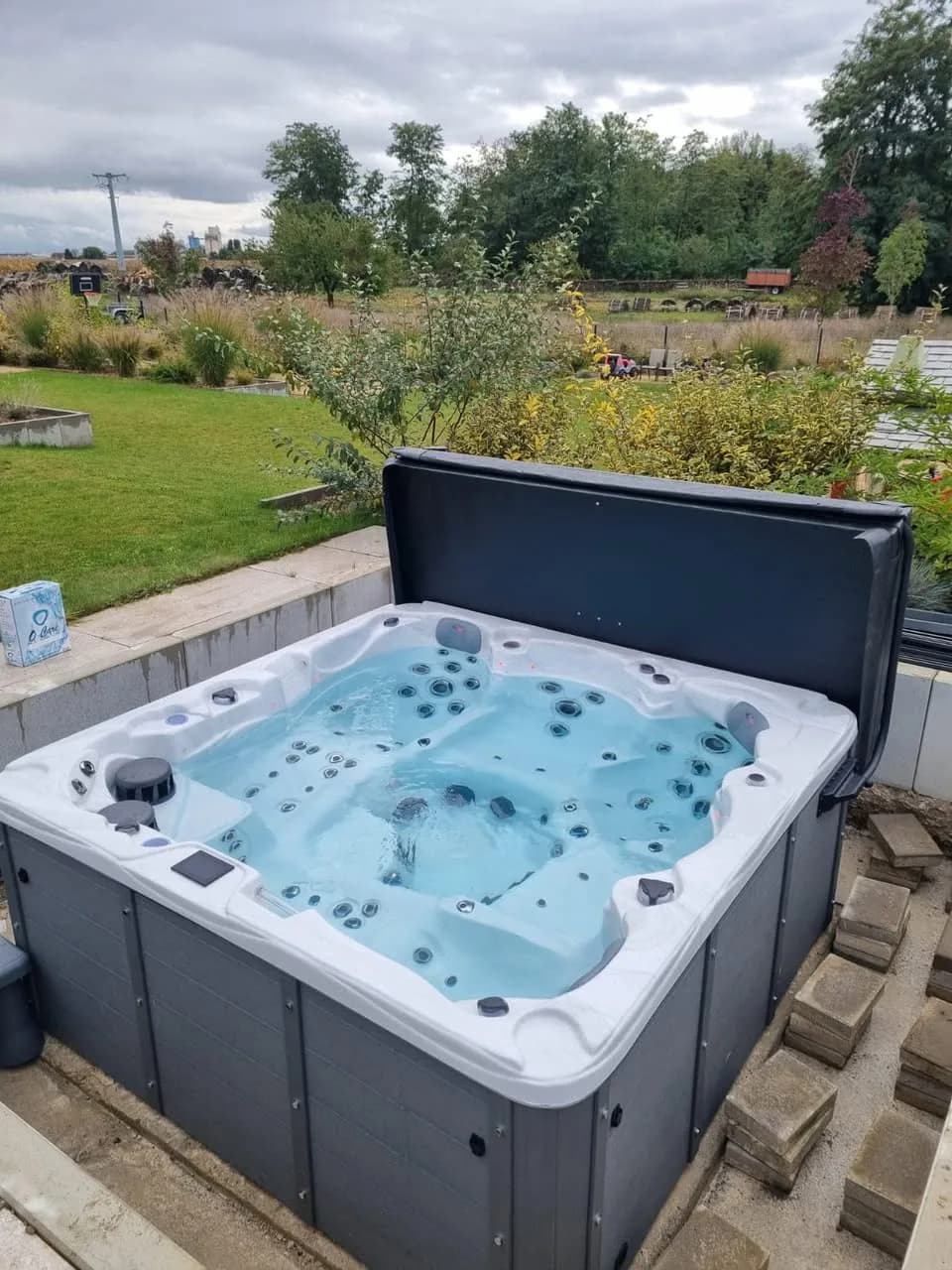 Installation d'un spa Vancouver à Andolsheim, dans un jardin en cours d'aménagement