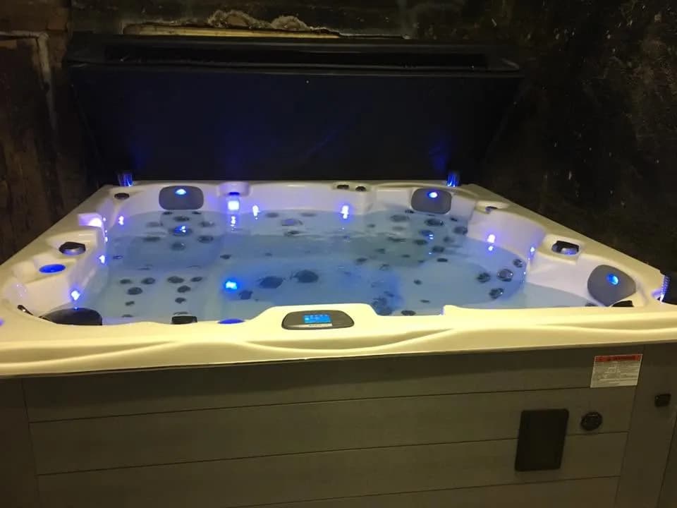Installation d'un spa Vancouver à Aspach-le-Haut, dans une grange, éclairage LED