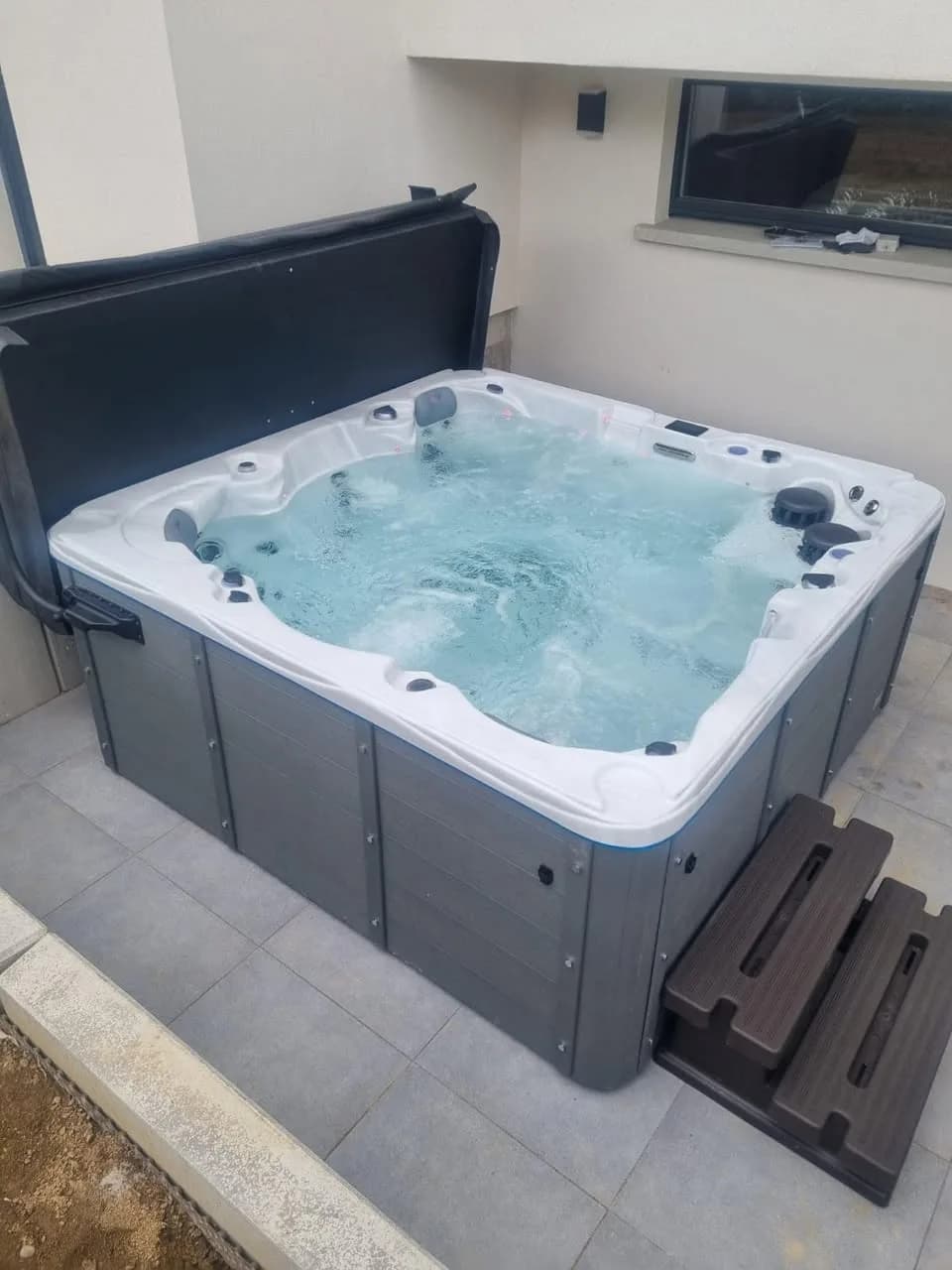 Installation d'un spa Vancouver à Berstett, sur un dallage contre la maison, marchepied