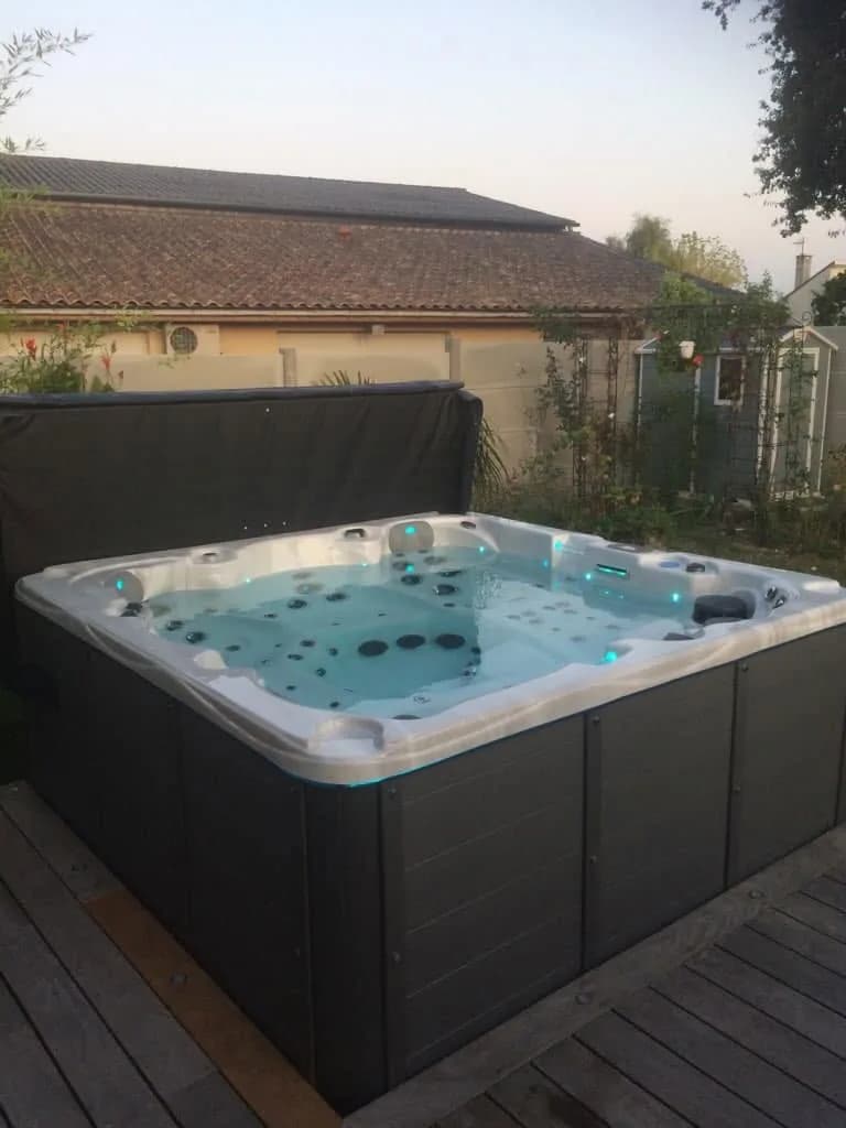 Installation d'un spa Vancouver à Bordeaux, sur une terrasse en bois