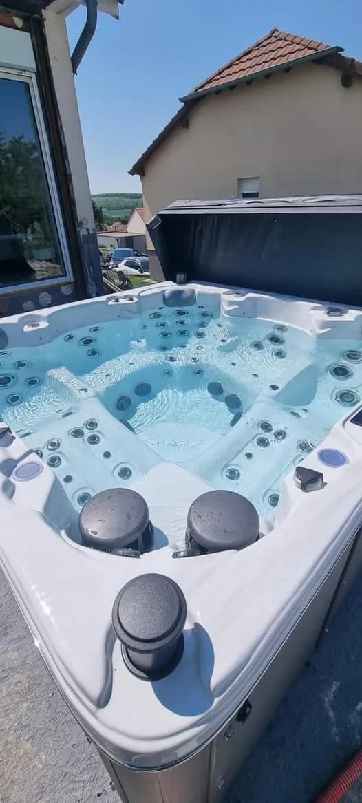 Installation d'un spa Vancouver à Boucheporn, cuve blanche en eau